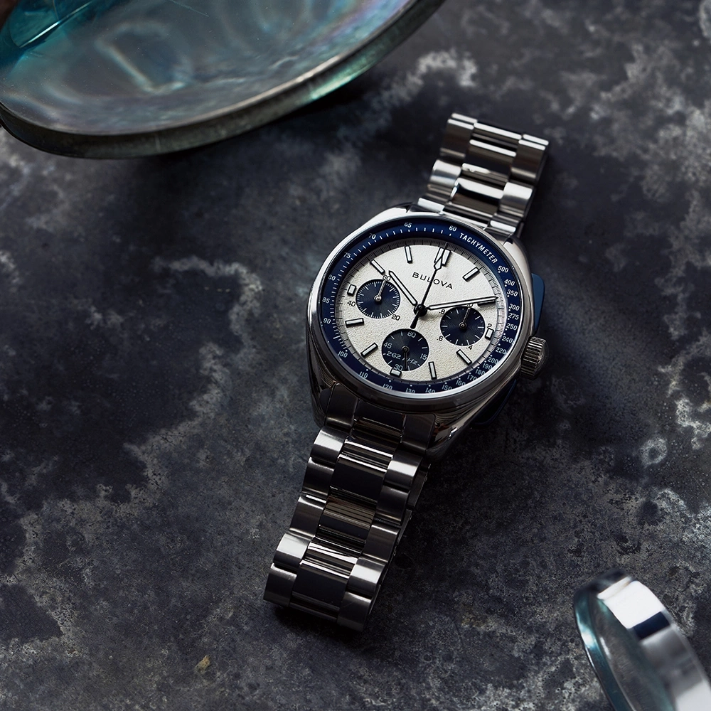 Bulova-Uhr, silbernes Armband, blaues Zifferblatt, Chronograph, Tachymeter, Detailaufnahme, Nahaufnahme