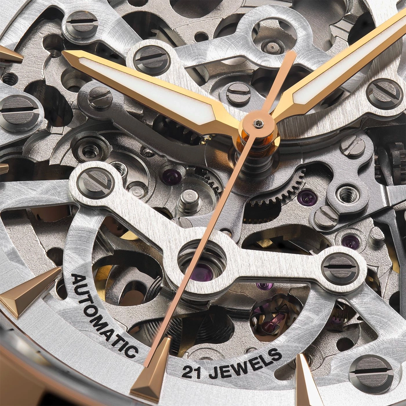 Detailaufnahme einer Uhr mit goldenen Zeigern und filigranem Uhrwerk.