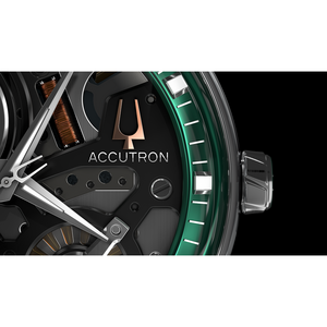 Nahaufnahme einer Accutron-Uhr mit grünem Zifferblatt und schwarzem Hintergrund.