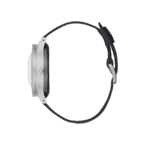 Silberne Smartwatch mit dunkelblauem Armband, Seitenansicht, Detailaufnahme, modern
