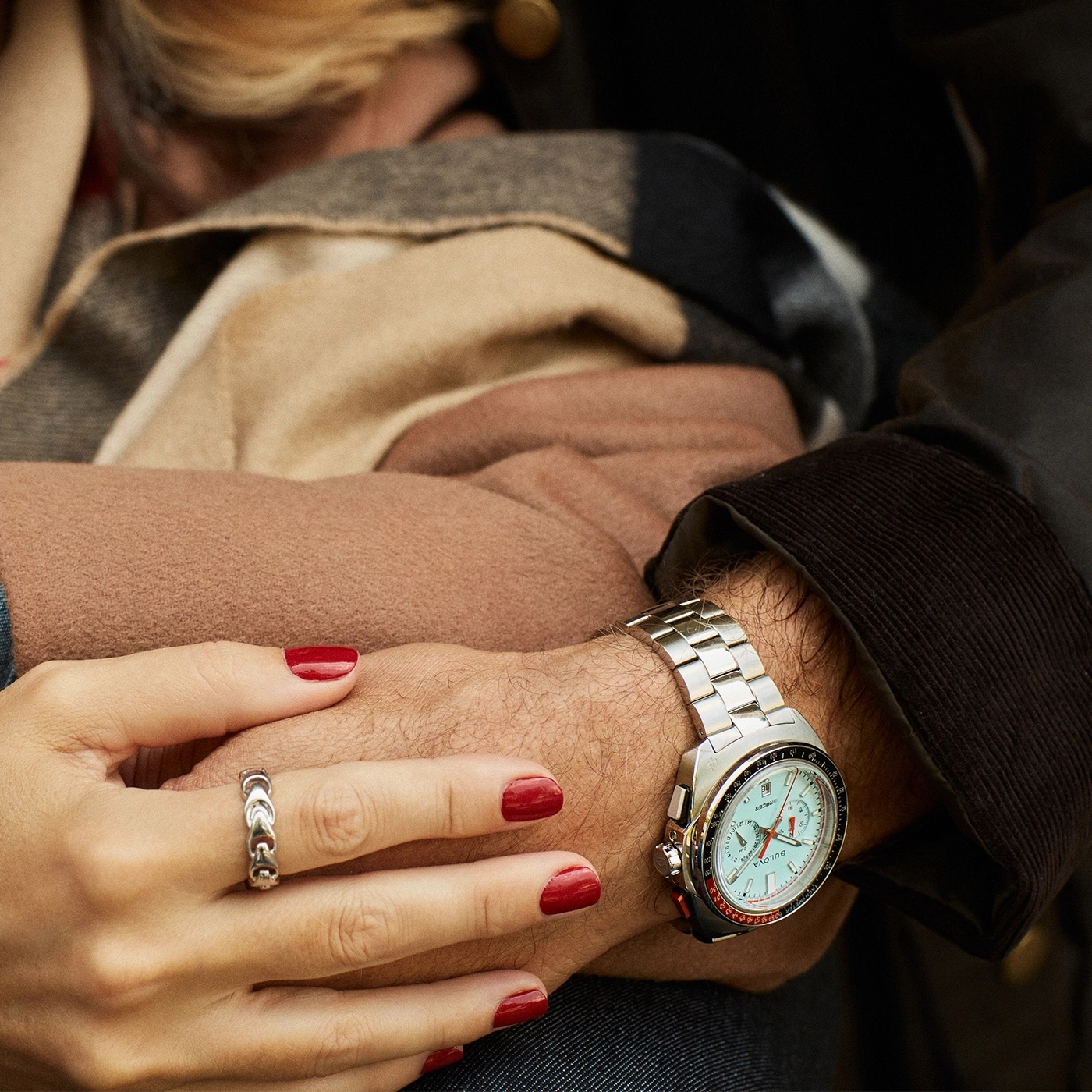 Paar hält Hände, Uhr, Ring, rote Nägel, Herbst, Liebe, Zuneigung, Nahaufnahme, Detail