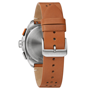 Rückseite einer braunen Lederarmbanduhr mit silbernem Gehäuse und Bulova-Logo.
