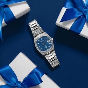 Bulova Uhr mit Geschenkboxen auf blauem Hintergrund. Luxus-Geschenkidee.
