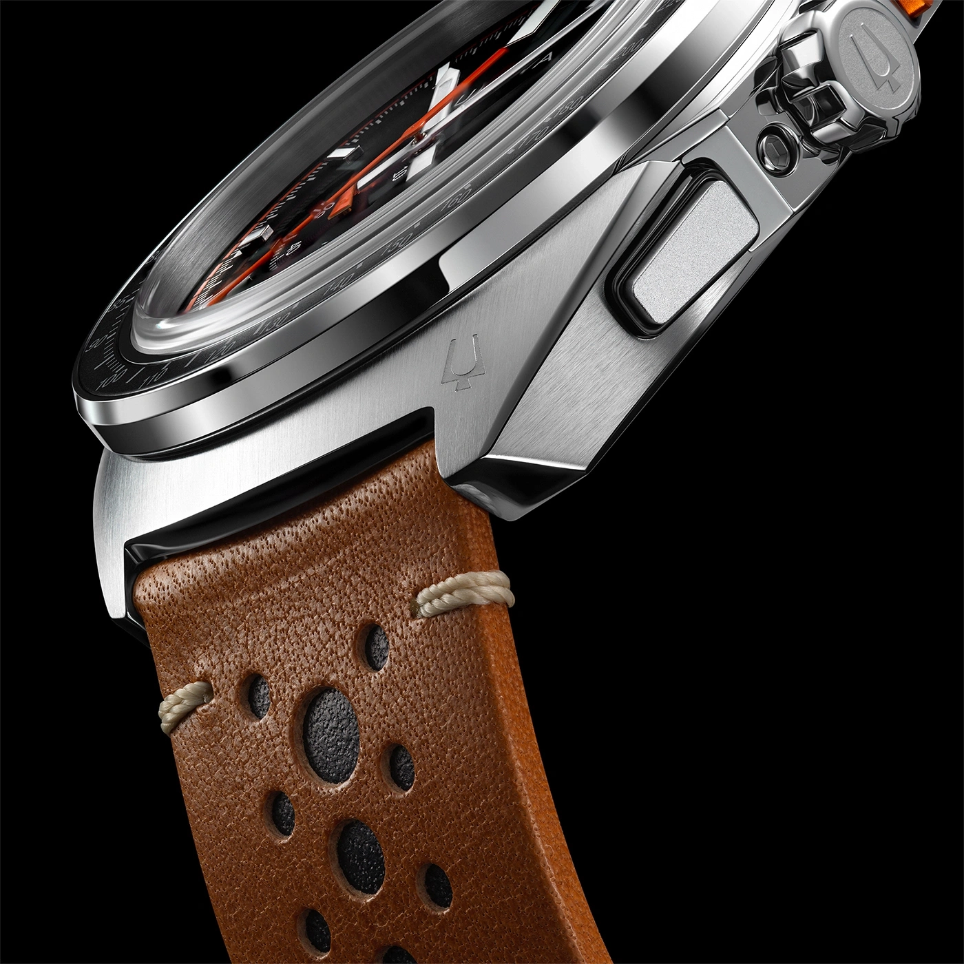 Nahaufnahme einer Uhr mit braunem Lederarmband und schwarzem Hintergrund.