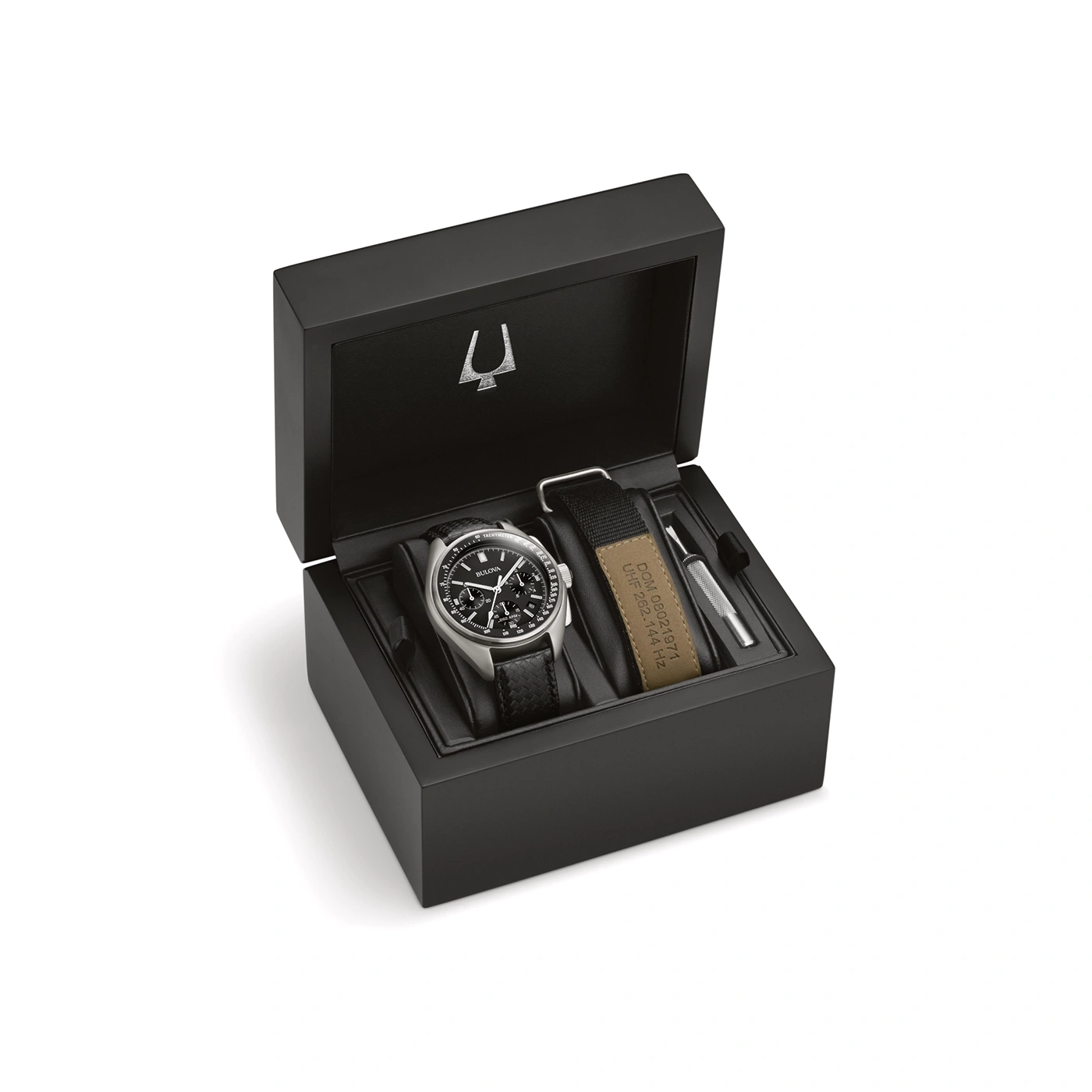 Uhr in schwarzer Box. Bulova-Uhr mit Armband. Zubehör. Schwarzer Hintergrund. Uhrenbox.