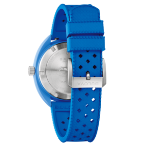 Blaue Bulova-Uhr mit blauem Armband und silberner Schnalle, Nahaufnahme.
