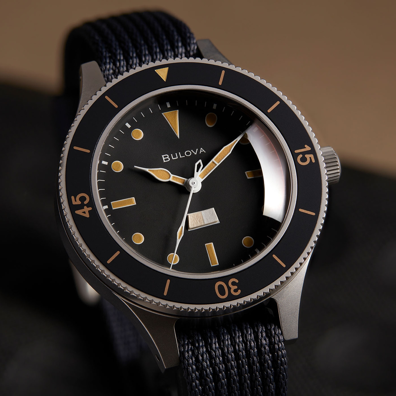 Bulova Uhr mit schwarzem Zifferblatt und goldenen Akzenten, Nahaufnahme