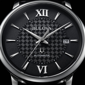 Bulova-Uhr, schwarzes Zifferblatt, römische Ziffern, Datumsanzeige, Automatik, elegantes Design.