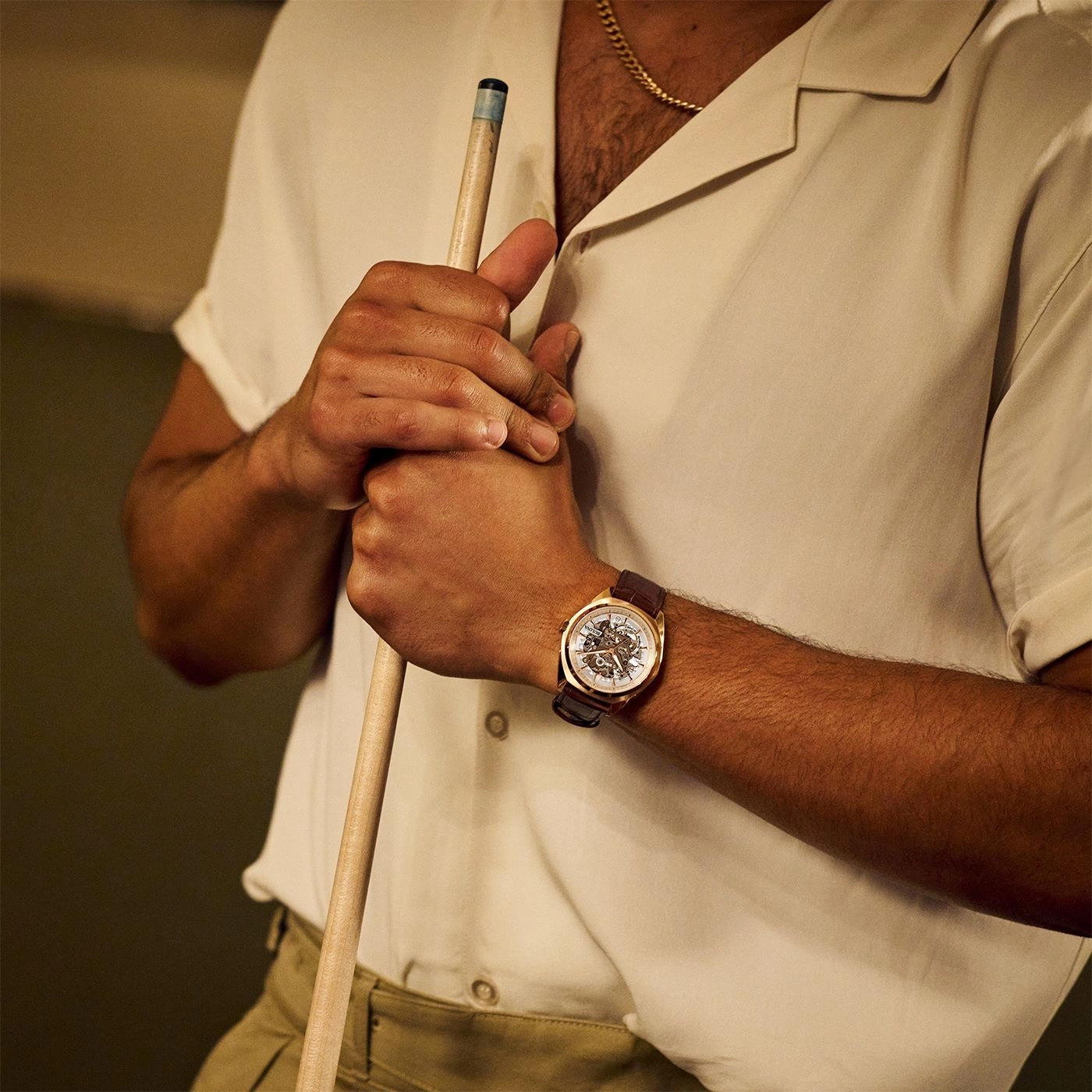 Mann mit Uhr und Billardqueue, Nahaufnahme, stilvoll, elegant, Mode