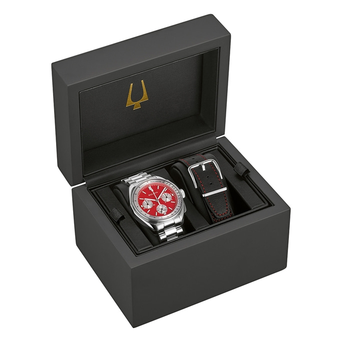 Uhr in einer schwarzen Box mit rotem Zifferblatt und Armband