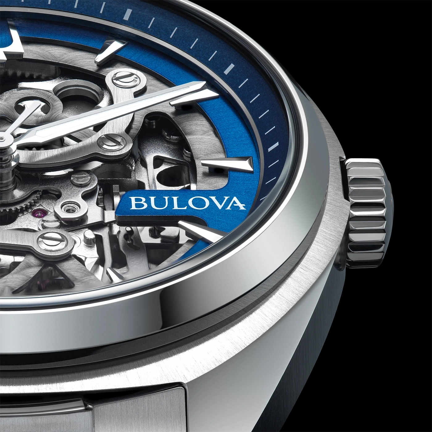 Nahaufnahme einer Bulova-Uhr mit blauem Zifferblatt und silbernen Details.