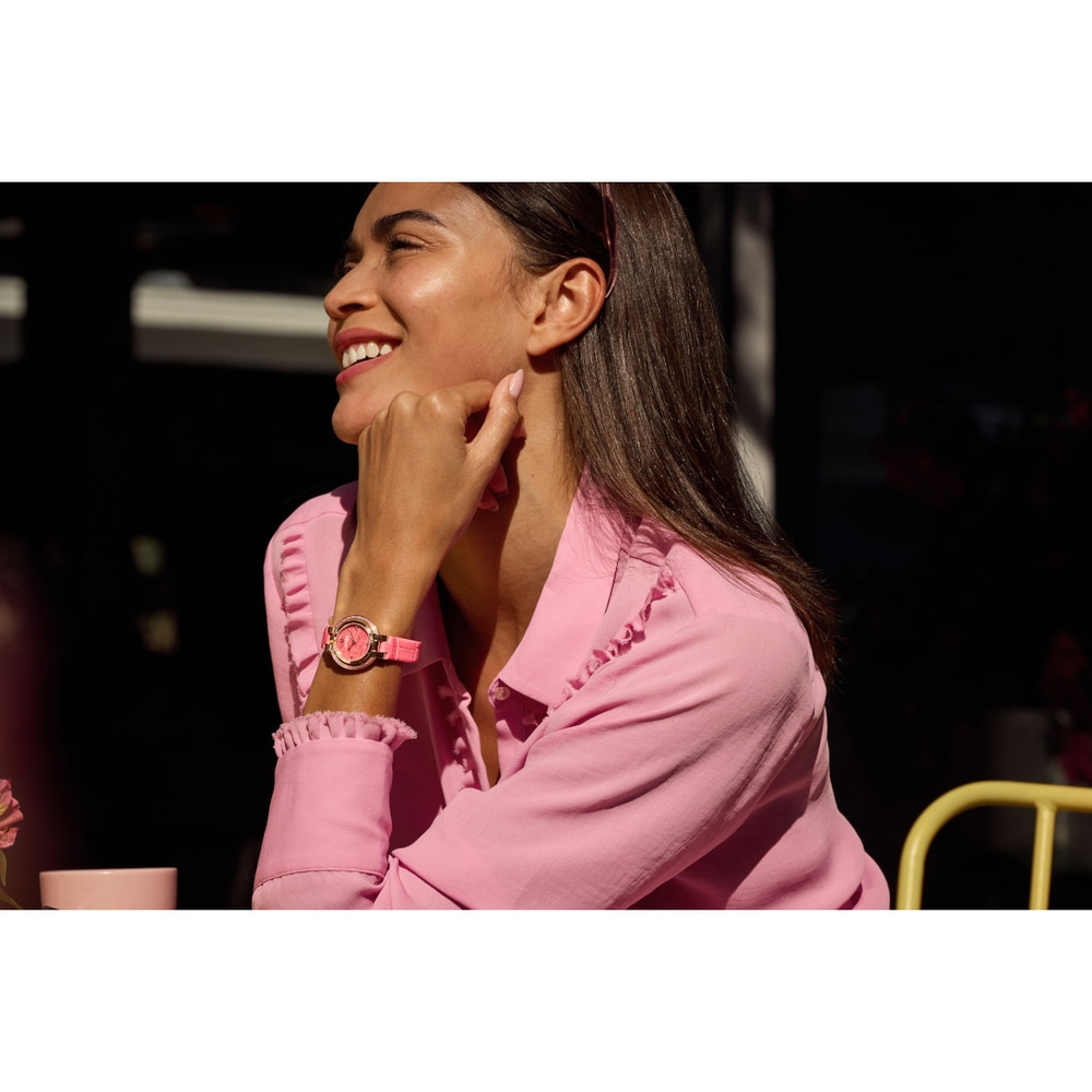 Frau mit Uhr, rosa Hemd, lächelt, sonnig, glücklich, Schmuck, Mode, Armbanduhr, Porträt, draußen