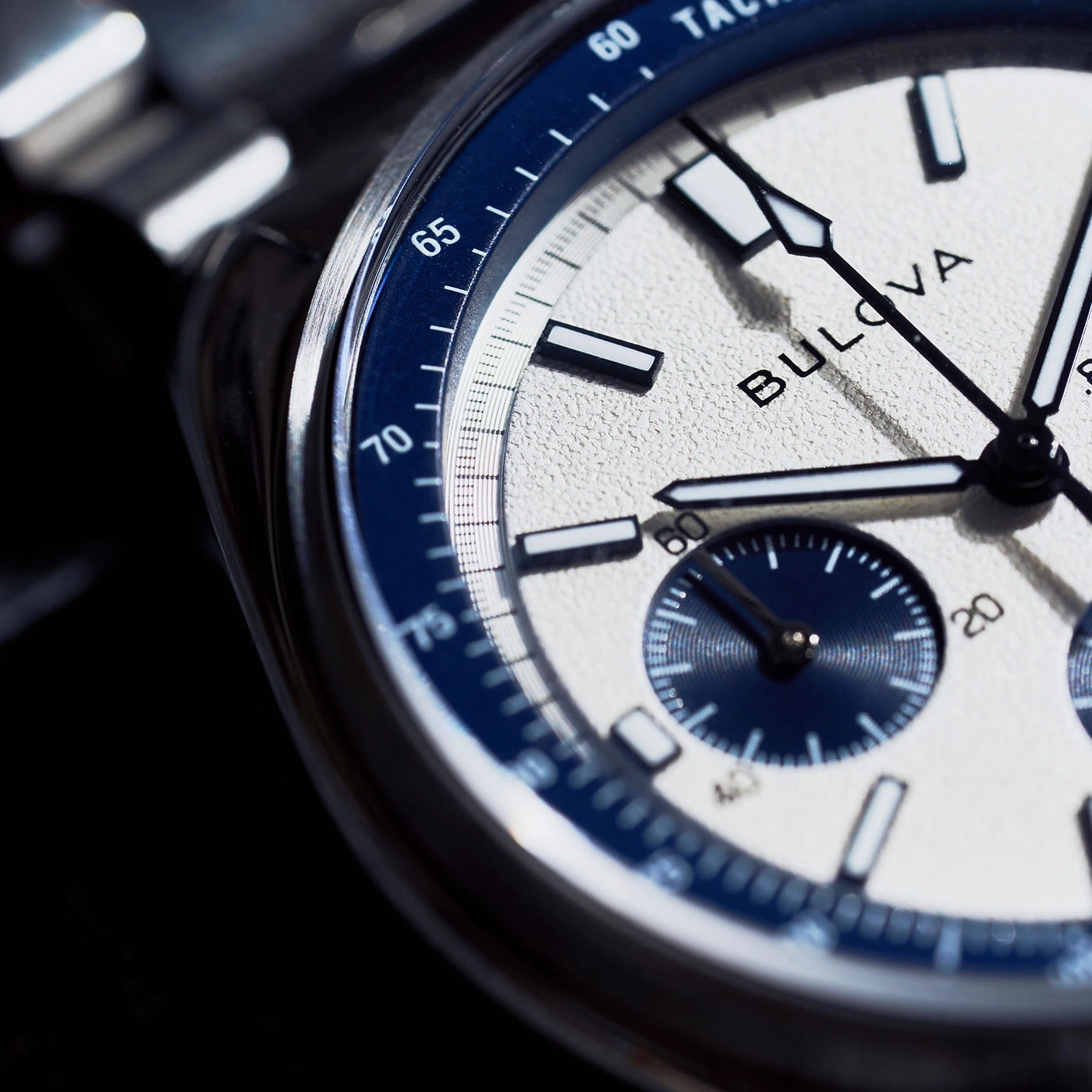 Nahaufnahme einer Bulova-Uhr mit blauem Zifferblatt und silbernen Details.