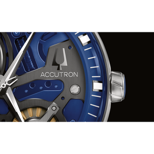 Nahaufnahme einer blauen Accutron-Uhr mit silbernen Details und schwarzem Hintergrund.