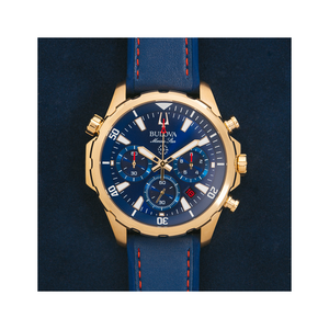 Goldene Bulova Marine Star Uhr mit blauem Zifferblatt und Lederarmband.
