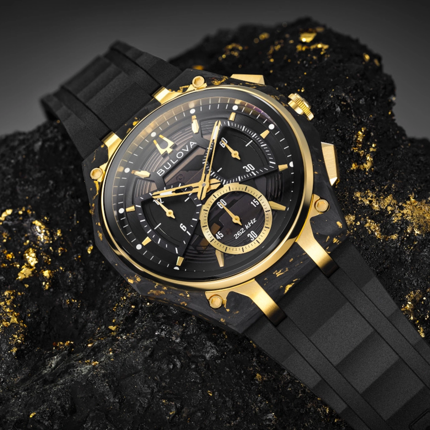 Eine schwarze Bulova-Uhr mit goldenen Akzenten auf schwarzem Gestein.