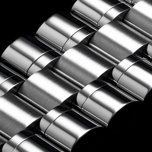 Nahaufnahme einer glänzenden Metalloberfläche mit gebogenen Elementen und Reflexionen