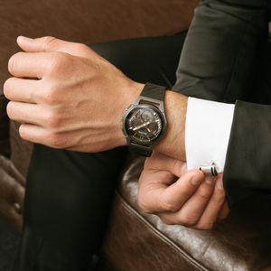 Mann mit Uhr und Manschettenknöpfen, Anzug, Leder, Nahaufnahme