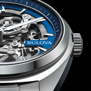 Nahaufnahme einer Bulova-Uhr mit blauem Zifferblatt und silbernen Details.