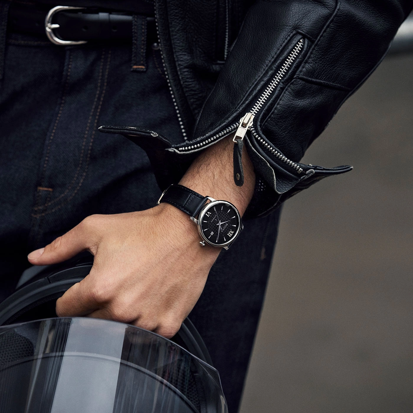 Mann mit Uhr und Lederjacke hält Helm. Nahaufnahme.