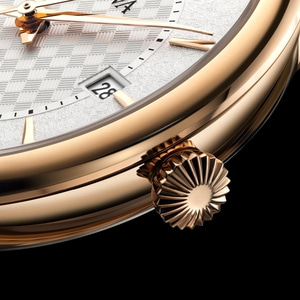 Nahaufnahme einer goldenen Uhr mit Datumsanzeige und schwarzem Hintergrund.