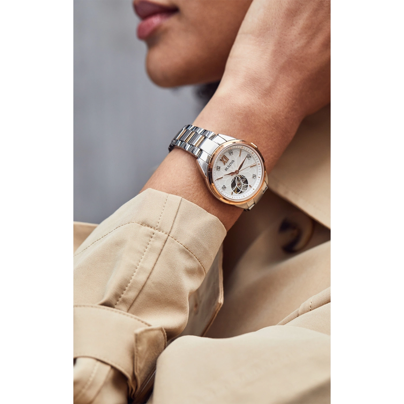 Nahaufnahme einer Frau mit einer Uhr am Handgelenk, Modeaccessoire