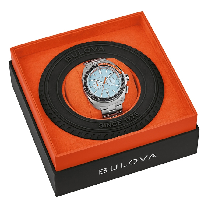 Bulova Uhr in einer Geschenkbox mit orangefarbenem Innenraum und schwarzem Reifen.