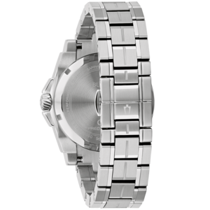 Silberne Uhr mit Metallarmband, Detailaufnahme, Nahaufnahme, glänzend