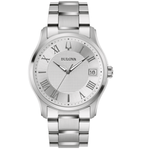 Silberne Bulova-Uhr mit römischen Ziffern und Datumsanzeige auf hellem Hintergrund.