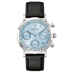 Bulova-Uhr mit hellblauem Zifferblatt und schwarzem Lederarmband.