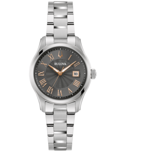 Bulova-Uhr, silbernes Armband, graues Zifferblatt, römische Ziffern, Datumsanzeige, elegantes Design.