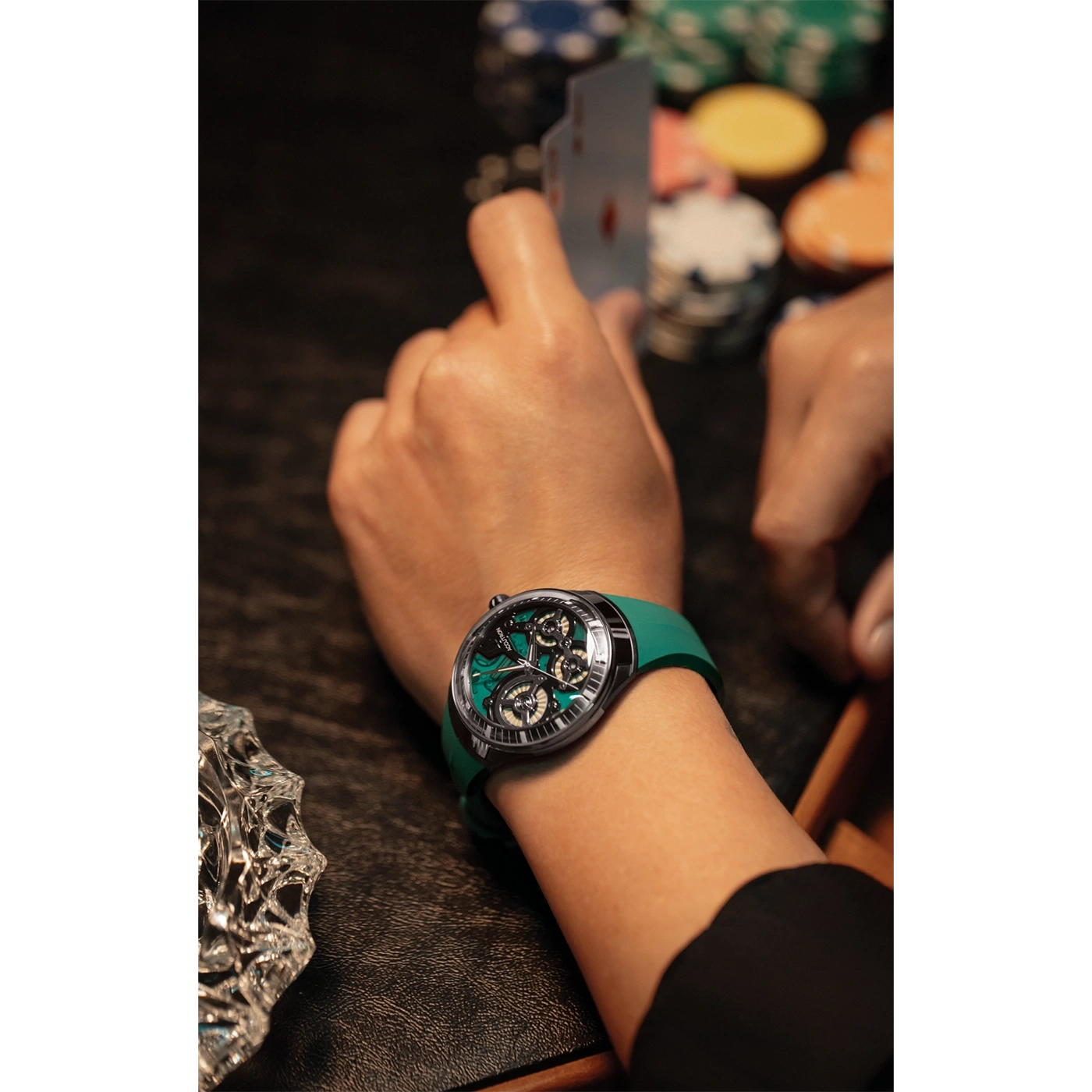 Uhr am Handgelenk, Poker, Karten, Spielchips, grünes Armband, Nahaufnahme, Glücksspiel