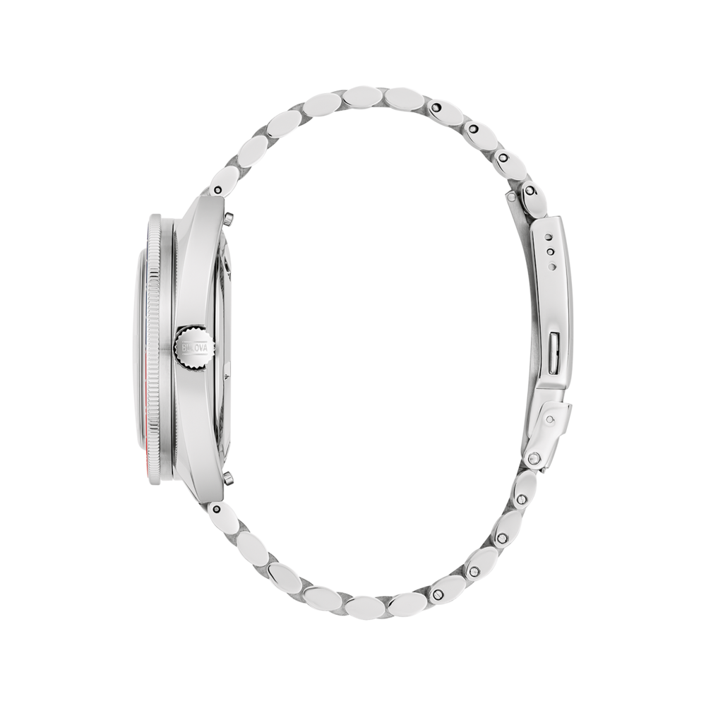 Bulova-Uhr, silbernes Armband, Seitenansicht, Detailaufnahme, elegantes Design, Accessoire