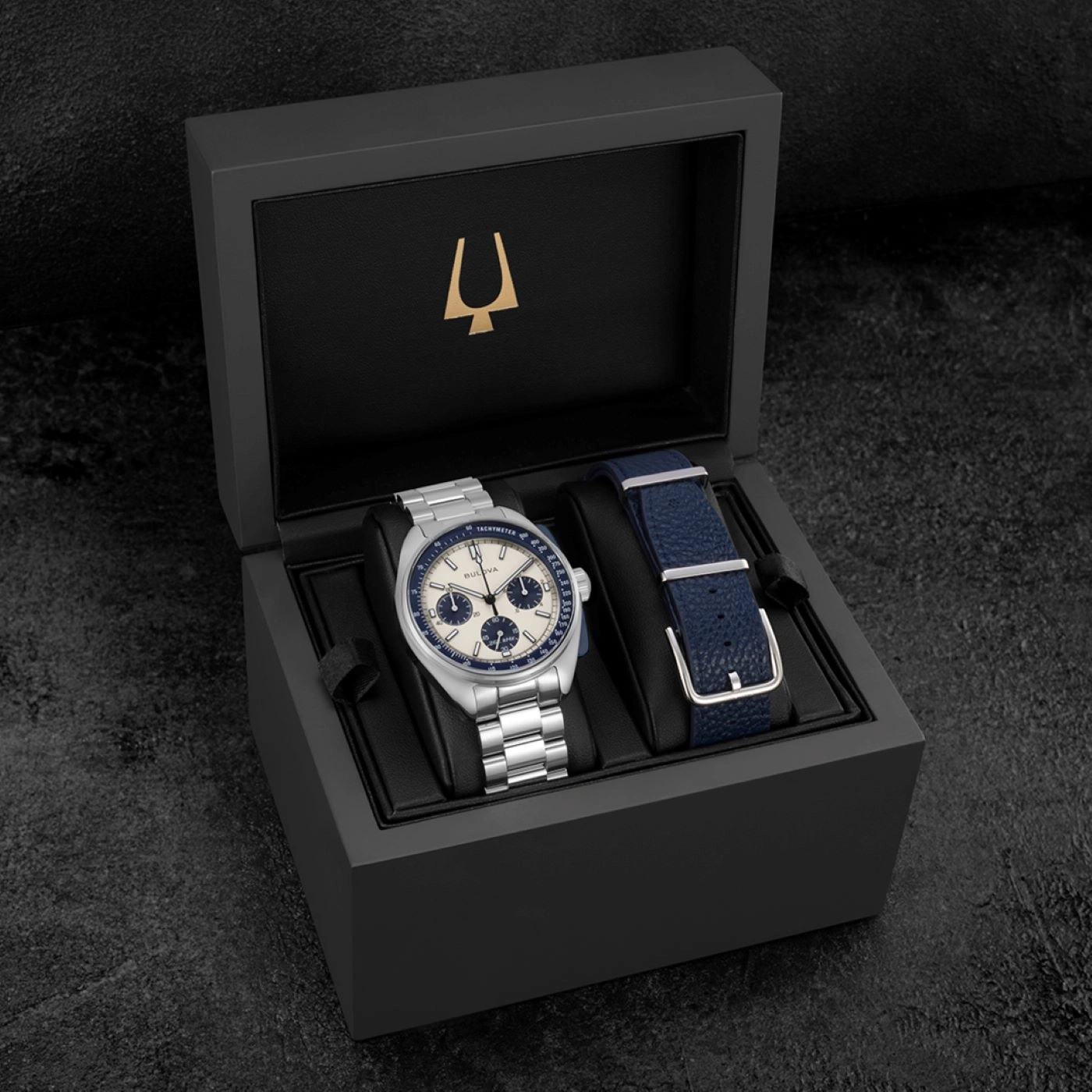 Uhr in einer Box mit zusätzlichem Armband, elegant und stilvoll.
