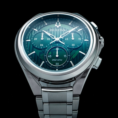 Bulova-Uhr mit grünem Zifferblatt und silbernem Armband, Nahaufnahme.