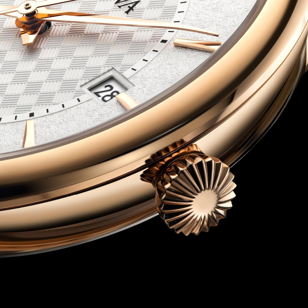 Nahaufnahme einer goldenen Uhr mit Datumsanzeige und schwarzem Hintergrund.