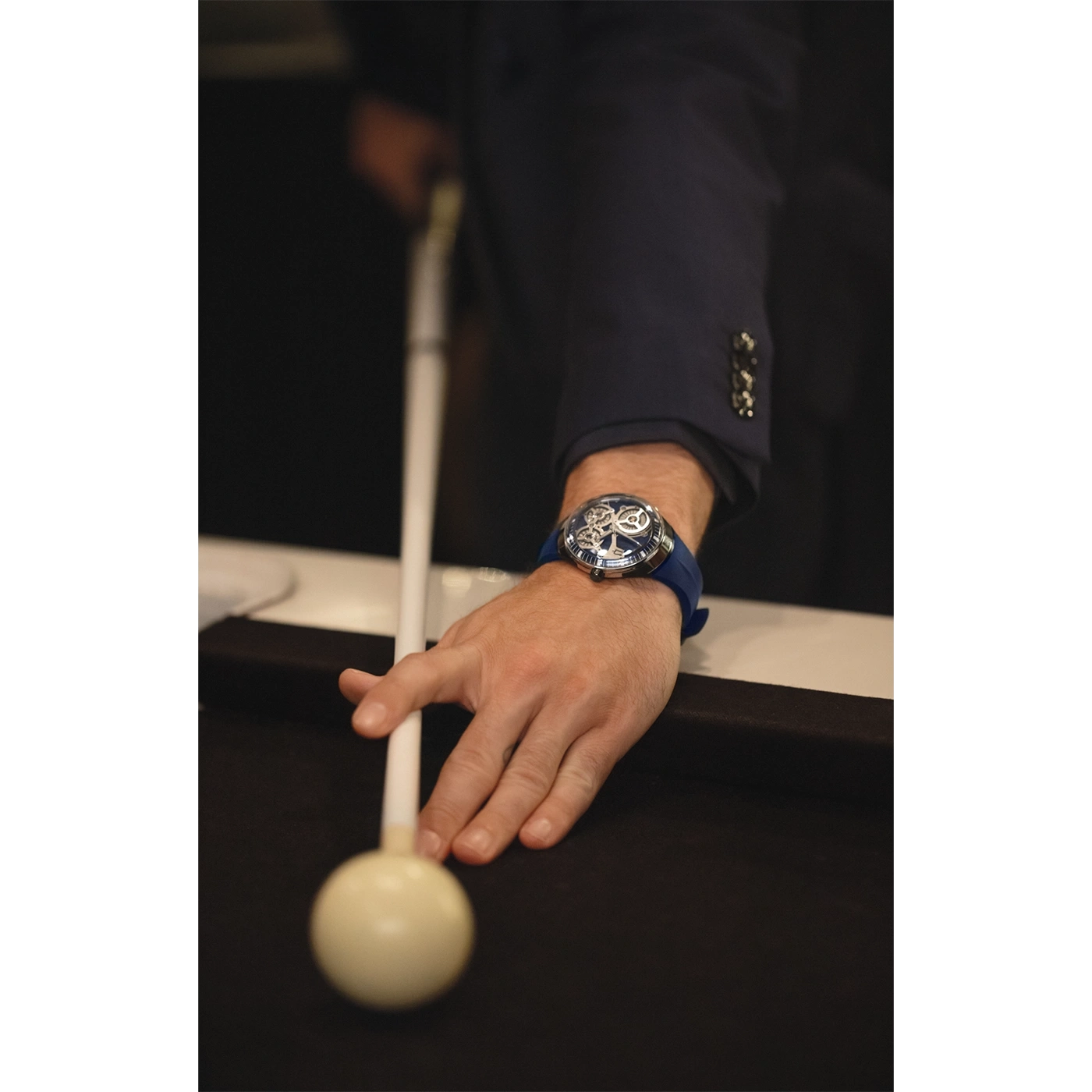 Mann spielt Billard, Uhr am Handgelenk, blaue Armbanduhr, Anzug, Nahaufnahme