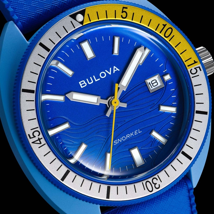 Blaue Bulova Snorkel Uhr mit gelben Akzenten und Wellenmuster auf dem Zifferblatt.
