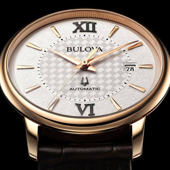 Bulova-Uhr mit goldenem Gehäuse und weißem Zifferblatt mit römischen Ziffern