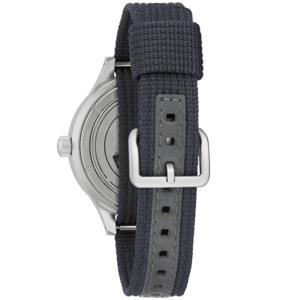 Uhr mit dunkelblauem Armband und silberner Schnalle, Detailaufnahme