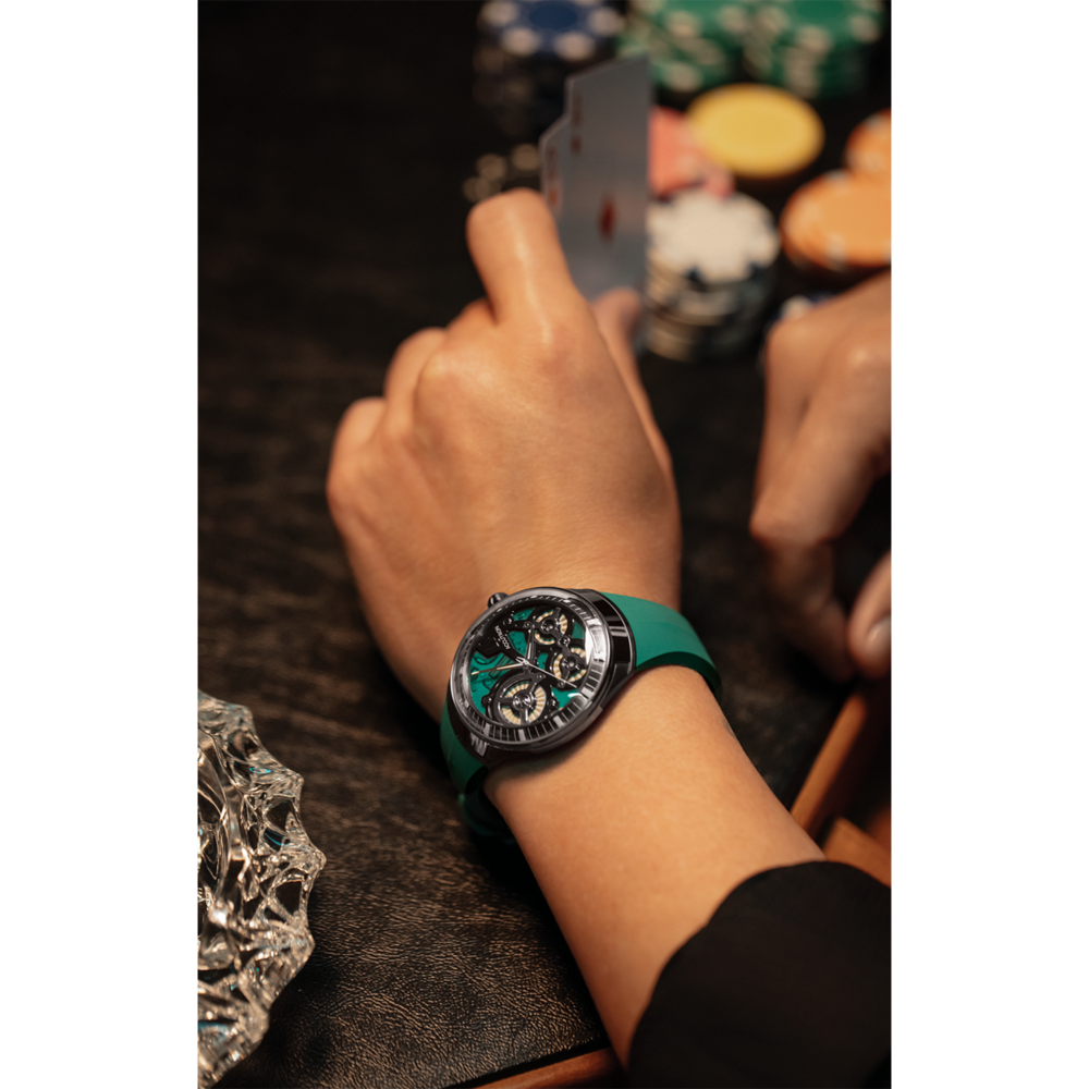 Uhr am Handgelenk, Poker, Karten, Spielchips, grünes Armband, Nahaufnahme, Glücksspiel