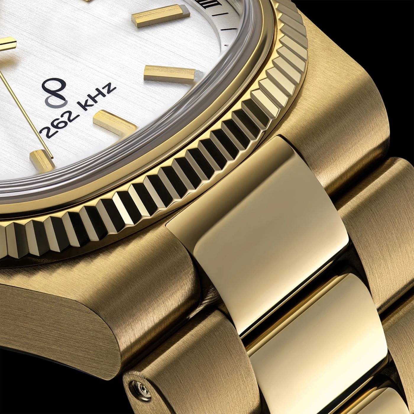 Nahaufnahme einer goldenen Uhr mit weißem Zifferblatt und schwarzer Schrift.
