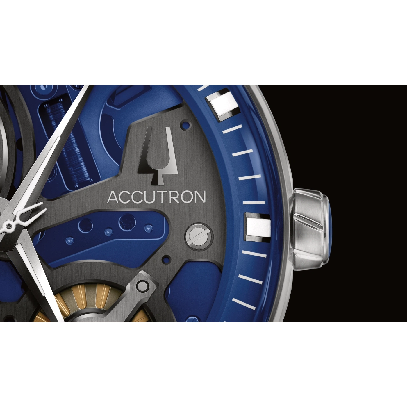 Nahaufnahme einer blauen Accutron-Uhr mit silbernen Details und schwarzem Hintergrund.