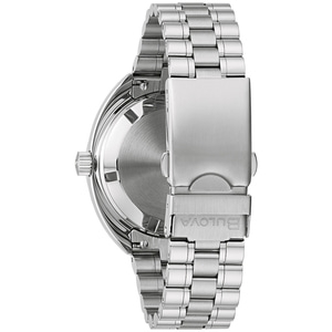 Rückseite einer silbernen Bulova-Uhr mit Armband und Verschluss.
