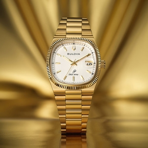 Goldene Bulova-Uhr mit goldenem Armband, Detailaufnahme, luxuriös.