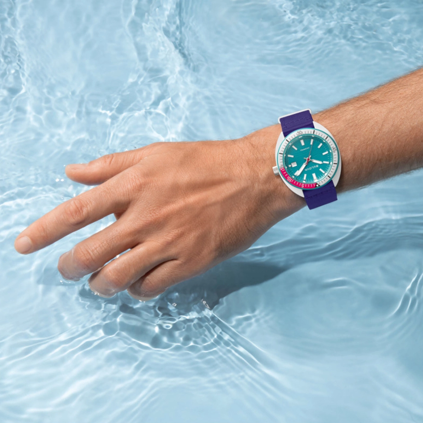 Arm mit Uhr im Wasser