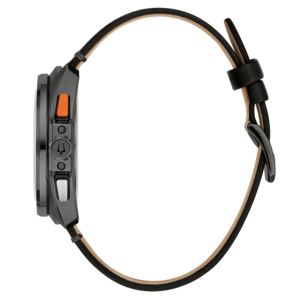 Schwarze Uhr mit Lederarmband, orangefarbenen Knöpfen und schwarzer Schnalle.