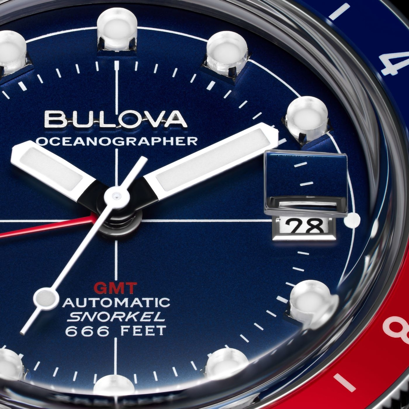Nahaufnahme einer Bulova Oceanographer Uhr mit blauem Zifferblatt und roter Lünette.