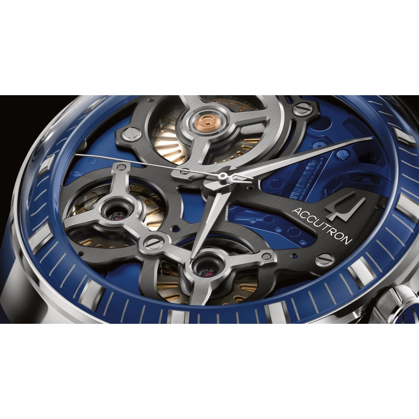 Nahaufnahme einer blauen Accutron-Uhr mit komplexem Uhrwerk und Details.