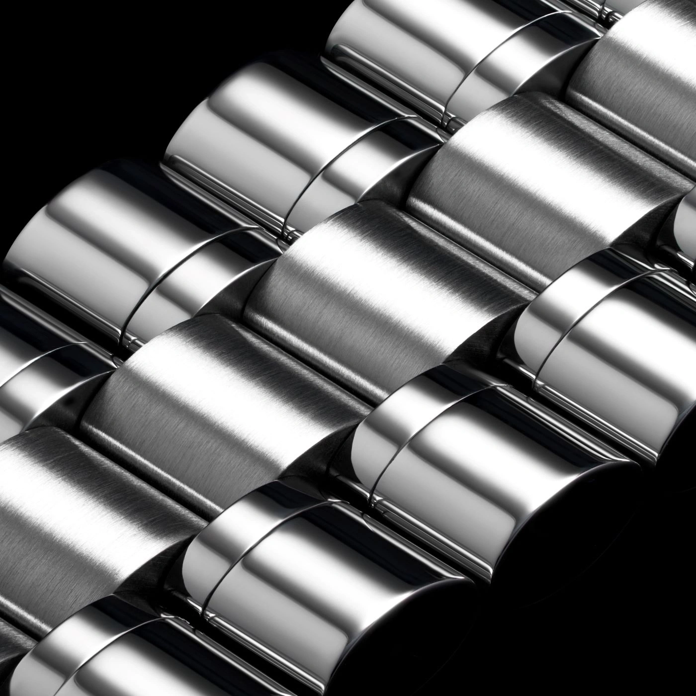 Nahaufnahme einer glänzenden Metalloberfläche mit gebogenen Elementen und Reflexionen